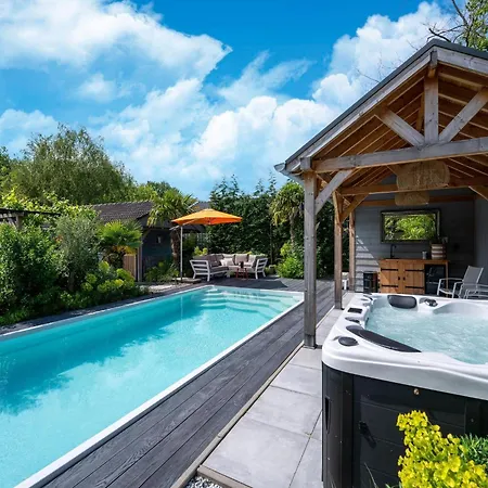 With Shared Pool And Bubble Bath Holiday home Schoorl