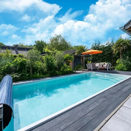 Holiday home With Shared Pool And Bubble Bath