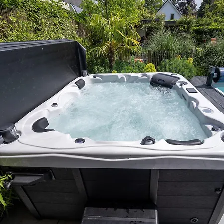 Holiday home With Shared Pool And Bubble Bath *