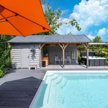 With Shared Pool And Bubble Bath Holiday home *